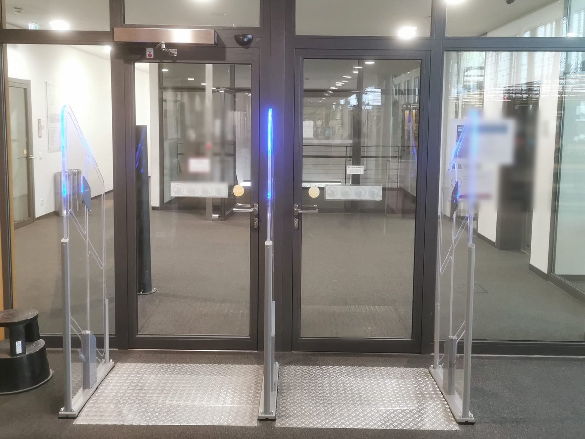 Automatische Glas-Eingangsanlage, frei von Beklebungen und sauber eingestellt